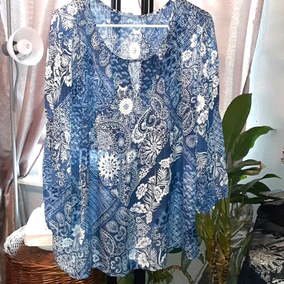 floral & ivy Tops - Floral & ivy blue floral blouse size x large